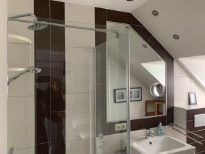 une salle de bain avec douche et lavabo dans l'établissement Haus-Encore-Wohnung-2, à Büsum 10 autres photos