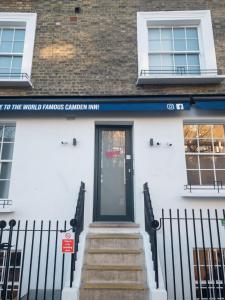 une porte d'entrée d'un bâtiment avec une porte dans l'établissement Smart Camden Inn Hostel, à Londres