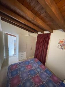 ein Schlafzimmer mit einem großen Bett in der Ecke eines Zimmers in der Unterkunft Residence L'Incanto Attici in Castelsardo + 36 Fotos
