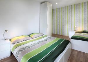 Postel nebo postele na pokoji v ubytování Apartments Kopečná with parking