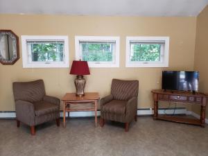 A seating area at Weirs Beach Motel & Cottages