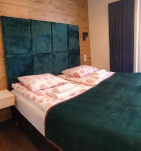 um quarto com uma cama com duas almofadas em Diamentowe Wzgórze 26/3 em Lublin