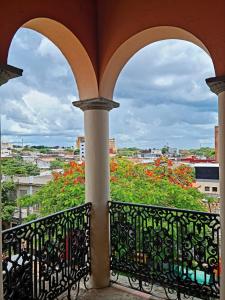 balkon z widokiem na miasto w obiekcie Asuncion Palace w mieście Asunción