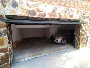 a car garage with a car parked in it at Villa Flamante in Tarragona