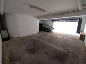 un garage con un'auto parcheggiata in esso di Villa Flamante a Tarragona