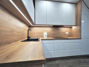 Kuchyňa alebo kuchynka v ubytovaní VIP Apartamenty Modrzejewska Residence