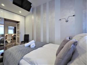 Televízia a/alebo spoločenská miestnosť v ubytovaní VIP Apartamenty Modrzejewska Residence