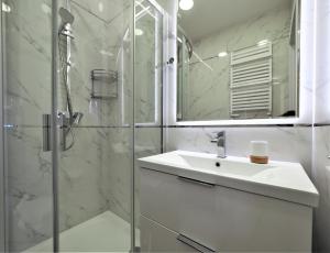 Kúpeľňa v ubytovaní VIP Apartamenty Modrzejewska Residence
