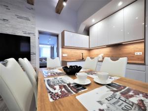 Kuchyňa alebo kuchynka v ubytovaní VIP Apartamenty Modrzejewska Residence