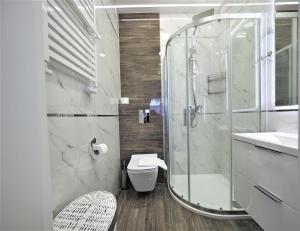 Kúpeľňa v ubytovaní VIP Apartamenty Modrzejewska Residence