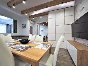 Televízia a/alebo spoločenská miestnosť v ubytovaní VIP Apartamenty Modrzejewska Residence