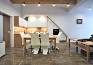 Kuchyňa alebo kuchynka v ubytovaní VIP Apartamenty Modrzejewska Residence
