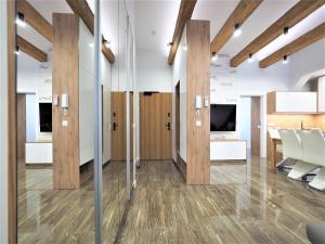 Televízia a/alebo spoločenská miestnosť v ubytovaní VIP Apartamenty Modrzejewska Residence