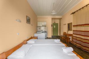 Letto o letti in una camera di KASTRO AGGELIKI