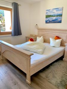アルテンマルクト・イム・ポンガウにあるAppartmentanlage Isegrimの窓付きの客室で、大きな木製ベッド1台が備わります。