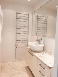 y baño blanco con lavabo y ducha. en Ellivuori Resort Hehku, en Sastamala