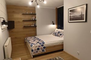 małą sypialnię z łóżkiem w pokoju w obiekcie Amart w Gdańsku