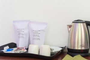 Coffee and tea making facilities at Wathsala Inn