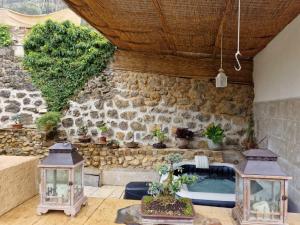 un patio con piscina y pared de piedra en Casitapados, en Torres