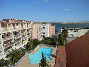 an aerial view of a building with a swimming pool at Appartement GRUISSAN Plage du Grazel in Gruissan