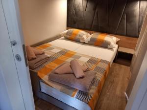 Postel nebo postele na pokoji v ubytování Mobile Home Agava 2
