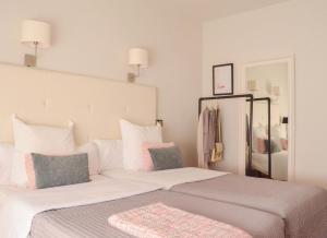 A bed or beds in a room at Hostal Carlos V