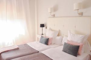 A bed or beds in a room at Hostal Carlos V
