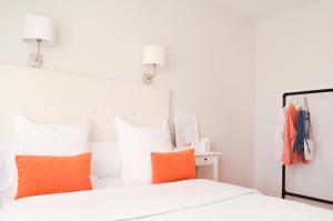 A bed or beds in a room at Hostal Carlos V