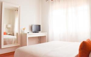 A bed or beds in a room at Hostal Carlos V