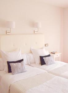 A bed or beds in a room at Hostal Carlos V