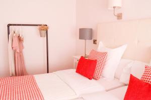 A bed or beds in a room at Hostal Carlos V