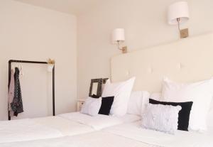 A bed or beds in a room at Hostal Carlos V