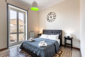 una camera con un letto e una grande finestra di Guest House Aurispa a Noto