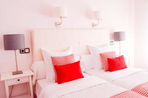 A bed or beds in a room at Hostal Carlos V