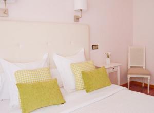 A bed or beds in a room at Hostal Carlos V