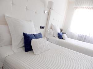 A bed or beds in a room at Hostal Carlos V