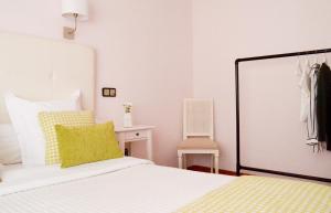 A bed or beds in a room at Hostal Carlos V