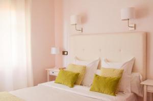 A bed or beds in a room at Hostal Carlos V