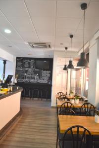 A restaurant or other place to eat at Hostal Carlos V