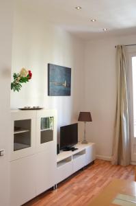 Televízia a/alebo spoločenská miestnosť v ubytovaní Claris Apartments