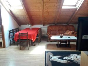 ein Wohnzimmer mit einem Sofa und einem Tisch in der Unterkunft Apartman OPG Balja in Garešnica