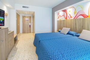 Säng eller sängar i ett rum på Hotel Servigroup Koral Beach
