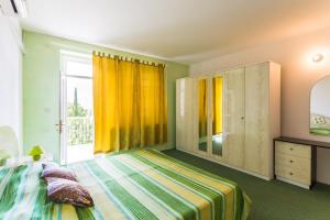 - une chambre avec un lit et une fenêtre dans l'établissement Apartments Sany, à Cavtat