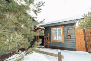 uma cabana na neve com uma cerca em Guest House Tri Bogatyrya em Velikiy Ustyug