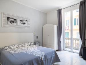 ラ・スペツィアにあるアフィッタカメレ ゴルフォ デラ ルナのベッドルーム1室(ベッド1台、大きな窓付)