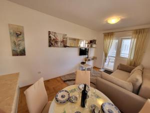 salon ze stołem i kanapą w obiekcie Apartment Rachel w Petrovacu na Moru