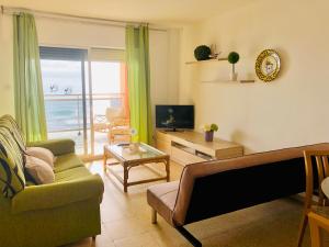 A television and/or entertainment centre at PLAYA DORADA I Séptimo