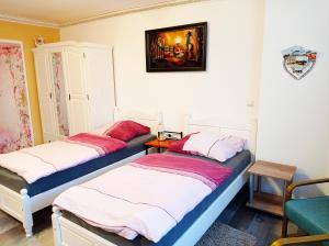 Dos camas sentadas en una habitación con en Ferienwohnungen am StadtPark Görlitz, en Görlitz
