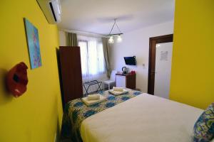 Postel nebo postele na pokoji v ubytování Eleni (L&E) Pansiyon