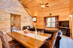 - une salle à manger avec une table en bois dans une cabine dans l'établissement Lazy Raccoon Cabin, à Starkeytown